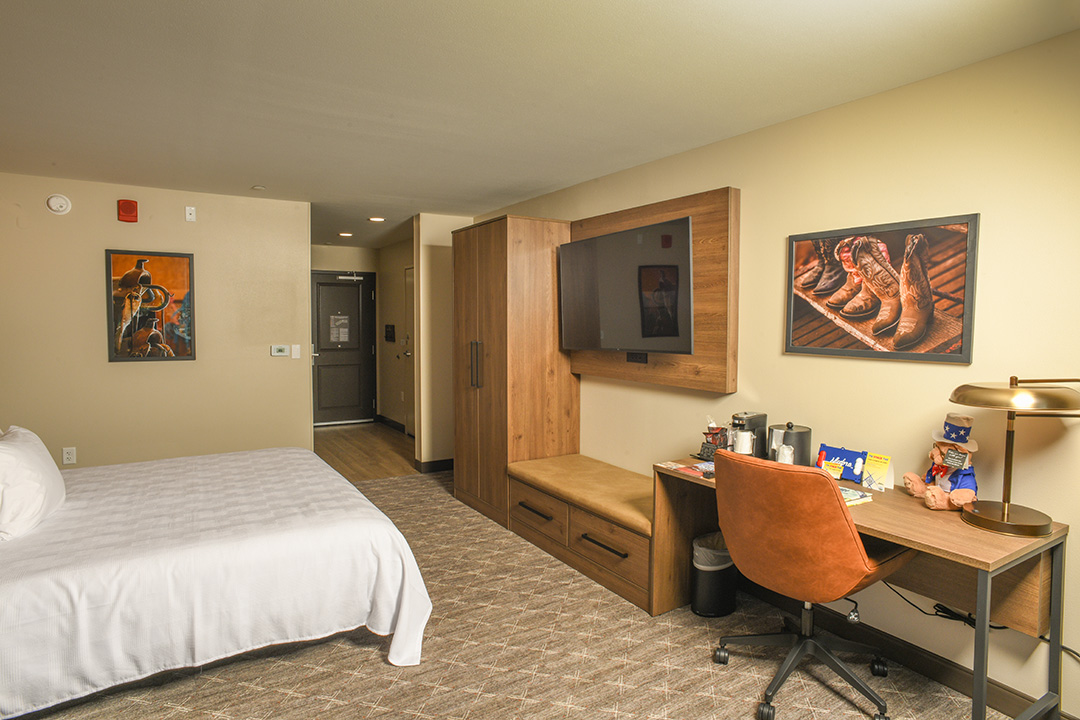 1883 Room 208 - ADA King Room with Sofa Bed - 2503